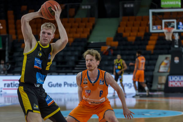 秀的球场判 秀的球场判