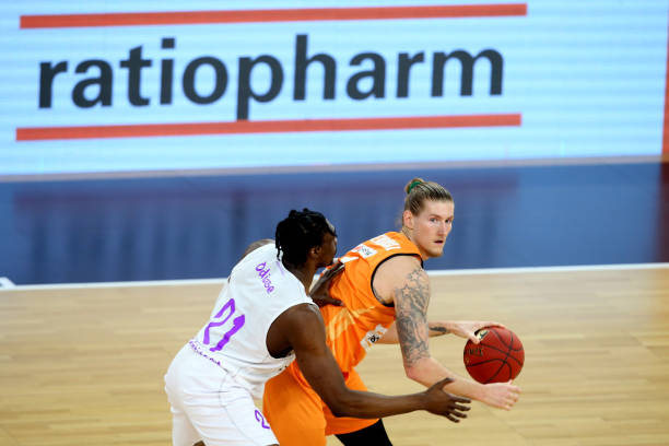 有关梅里诺的转会。阿森纳队和皇家社会队已接触数周...